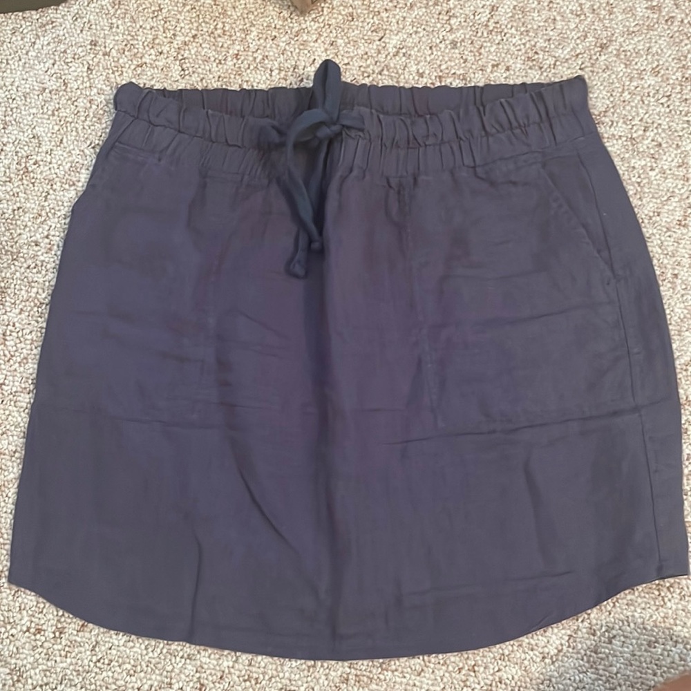 James Pierce skirt size 3. Runs big. More like a 6-8.